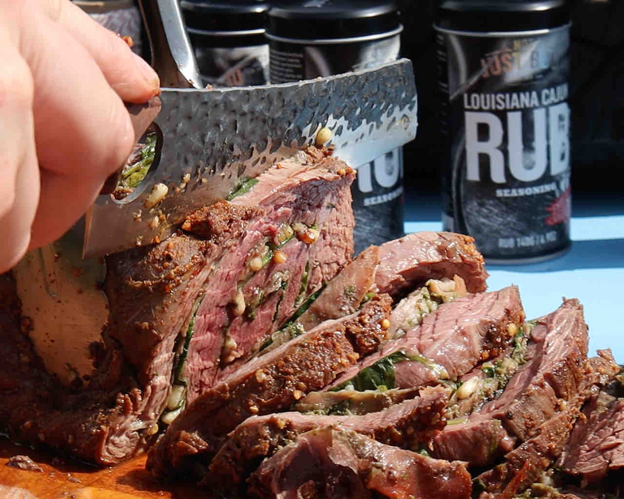 Gevulde bavette roulade met spinazie, pijnboompitten en pesto