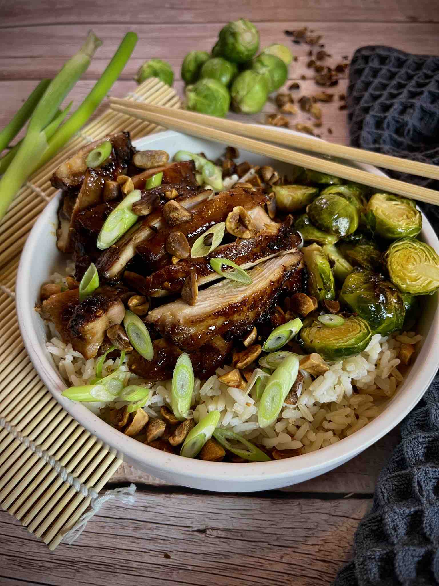 Kip ketjap met gegrilde spruitjes en kokosrijst