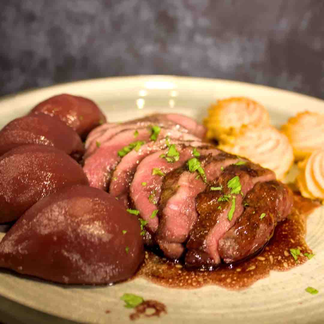 Hertenbiefstuk met portsaus en stoofperen